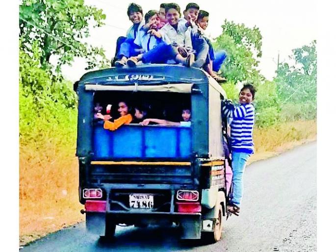 due to st strike students facing problem to reach school in rural area | चक्क ऑटोच्या टपावर बसून विद्यार्थांचा शाळेपर्यंतचा प्रवास due to st strike students facing problem to reach school in rural area | चक्क ऑटोच्या टपावर बसून विद्यार्थांचा शाळेपर्यंतचा प्रवास