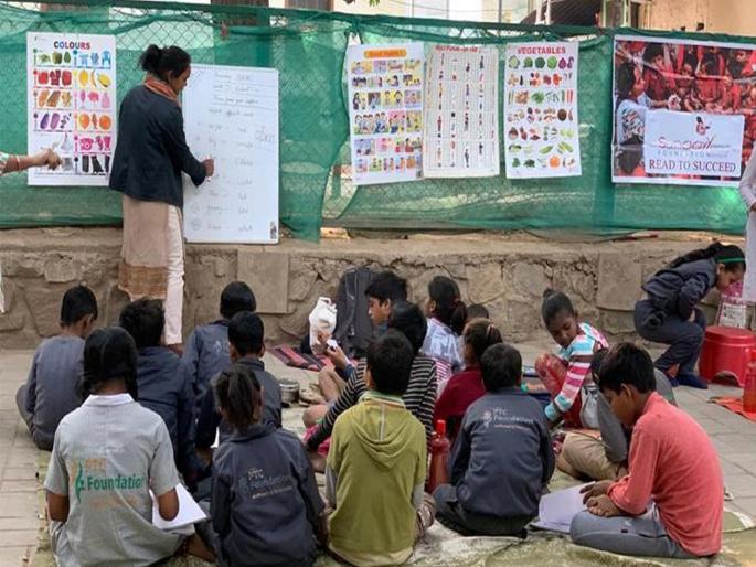 Richa prasant changed lives of 500 street children | ५०० गोरगरीब मुलांना मोफत शिक्षण मिळवून देतेय 'ही' महिला Richa prasant changed lives of 500 street children | ५०० गोरगरीब मुलांना मोफत शिक्षण मिळवून देतेय 'ही' महिला