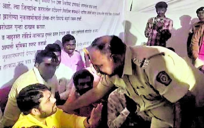 Swabhimani leader Ravikant Tupkar arrested by police during agitation and released him to buldhana | स्वाभिमानीचे नेते रविकांत तुपकर यांना पोलिसांनी घेतले ताब्यात Swabhimani leader Ravikant Tupkar arrested by police during agitation and released him to buldhana | स्वाभिमानीचे नेते रविकांत तुपकर यांना पोलिसांनी घेतले ताब्यात