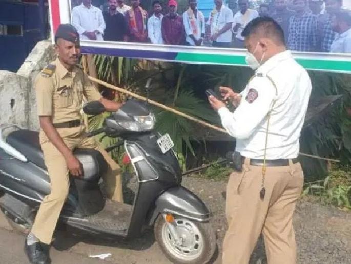 penalties against 17 police and 8 other employees for violating traffic rules | कायद्याचे रक्षकच अडकले कचाट्यात, १७ पोलिसांसह ८ कर्मचाऱ्यांवर वाहतूक शाखेचा दांडुका penalties against 17 police and 8 other employees for violating traffic rules | कायद्याचे रक्षकच अडकले कचाट्यात, १७ पोलिसांसह ८ कर्मचाऱ्यांवर वाहतूक शाखेचा दांडुका