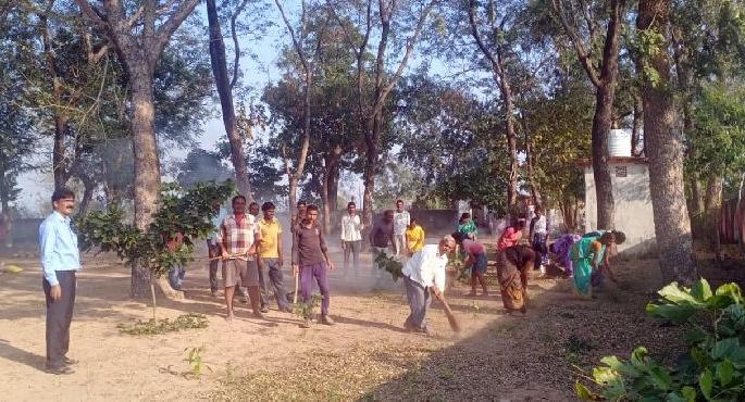a day for the school, For the safety of children villagers clean school campus | एक दिवस शाळेसाठी, मुलांच्या सुरक्षेसाठी 'त्यांनी' उचलले हातात फावडे