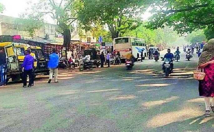 private vehicle operator charging double fare from the passenger | एसटी संपाचा फटका, खासगी प्रवासी वाहतूकदारांकडून प्रवाशांची लूट