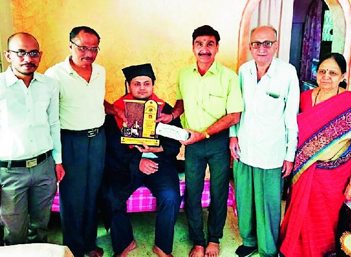 young man success story to got young MTech degree after a horrible accident | अपंगत्वावर मात करत 'आनंद'ने खेचून आणले यश