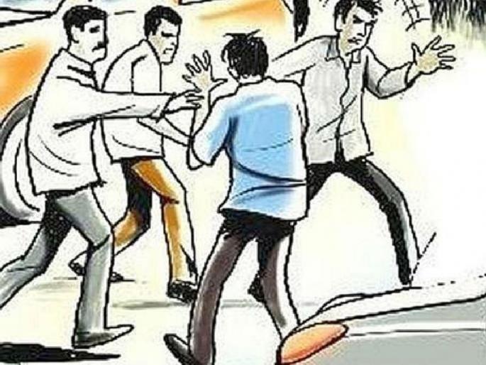villeger beaten talathi for doing unethical things in office in nandgaon khandeshwar | कार्यालयातच तलाठ्याचे महिलेसोबत अश्लील चाळे, नागरिकांनी दिला चोप villeger beaten talathi for doing unethical things in office in nandgaon khandeshwar | कार्यालयातच तलाठ्याचे महिलेसोबत अश्लील चाळे, नागरिकांनी दिला चोप