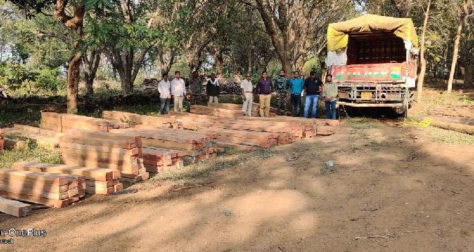 worth 25 lakhs of teak wood and truck seized by police for illegal transport | सागवान लाकडाची अवैध वाहतूक पकडली; २५ लाखांचा मुद्देमाल जप्त worth 25 lakhs of teak wood and truck seized by police for illegal transport | सागवान लाकडाची अवैध वाहतूक पकडली; २५ लाखांचा मुद्देमाल जप्त