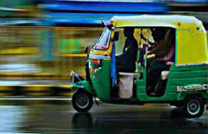 woman loss worth 2 lakhs of jewellery while travelling in auto | अन् त्यांनी धावत्या ऑटोत केली लाखोंची चोरी, 'अशी' घडली घटना woman loss worth 2 lakhs of jewellery while travelling in auto | अन् त्यांनी धावत्या ऑटोत केली लाखोंची चोरी, 'अशी' घडली घटना