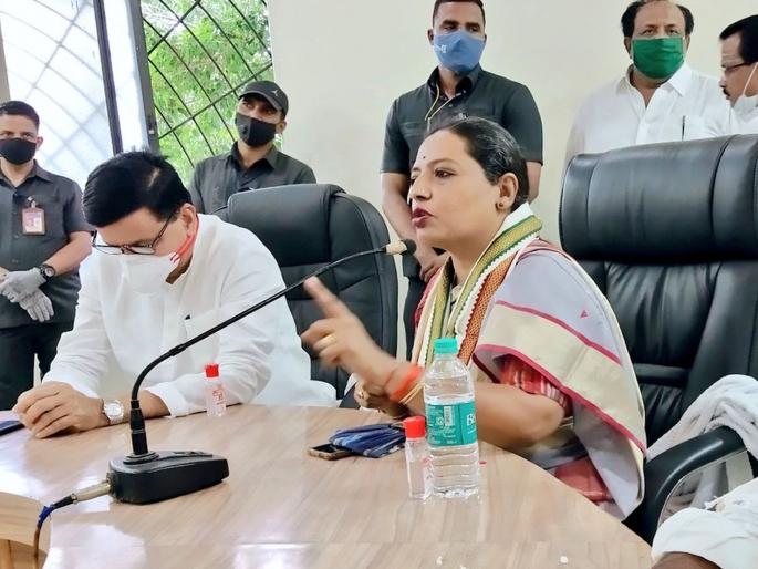 Video: 'If work not done then commotion'; statement of Yashomati Thakur, balasaheb thorat | Video: 'कामं होत नसतील तर दंगा घाला'; यशोमती ठाकूरांचे महसूलमंत्र्यांसमोर वादग्रस्त वक्तव्य Video: 'If work not done then commotion'; statement of Yashomati Thakur, balasaheb thorat | Video: 'कामं होत नसतील तर दंगा घाला'; यशोमती ठाकूरांचे महसूलमंत्र्यांसमोर वादग्रस्त वक्तव्य