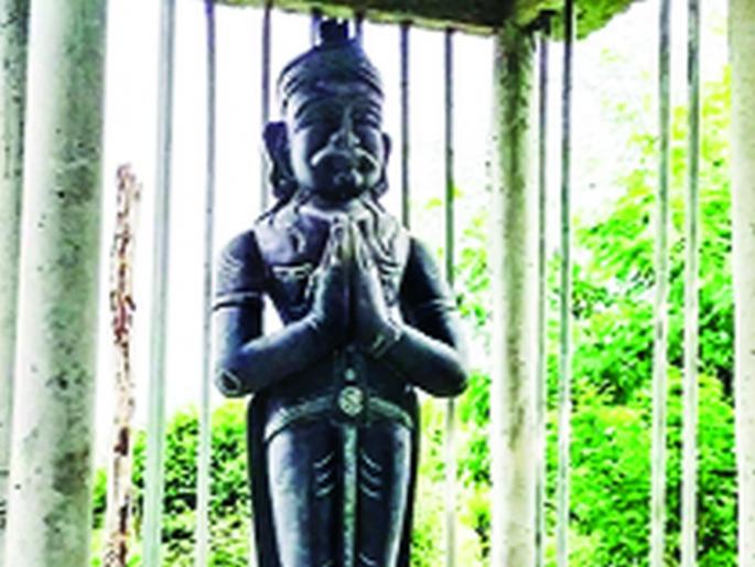 The garbage collector raised his own statue from his lifetime earnings | कचरावेचकाने आयुष्यभराच्या कमाईतून उभारला स्वत:चाच पुतळा The garbage collector raised his own statue from his lifetime earnings | कचरावेचकाने आयुष्यभराच्या कमाईतून उभारला स्वत:चाच पुतळा