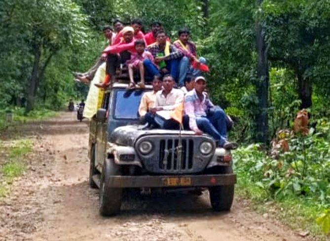 'Their' journey by risking their lives and sitting on the back of the vehicle due to bad road and no st bus service | जीव धाेक्यात घालून वाहनाच्या टपावर बसून ‘त्यांचा’ प्रवास; प्रशासनाची डाेळेझाक