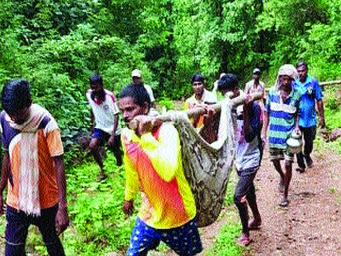 Patient condition in rural areas due to lack of roads | रस्त्याअभावी खेडोपाड्यात रुग्णांचे हाल Patient condition in rural areas due to lack of roads | रस्त्याअभावी खेडोपाड्यात रुग्णांचे हाल