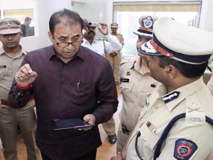 CoronaVirus Police Constable hassle With Anil Deshmukh; called him midnight hrb | CoronaVirus बुलडाण्याच्या हवालदाराचा चक्क गृहमंत्र्यांशी पंगा; मध्यरात्री झोपेतून उठवून हुज्जत! CoronaVirus Police Constable hassle With Anil Deshmukh; called him midnight hrb | CoronaVirus बुलडाण्याच्या हवालदाराचा चक्क गृहमंत्र्यांशी पंगा; मध्यरात्री झोपेतून उठवून हुज्जत!