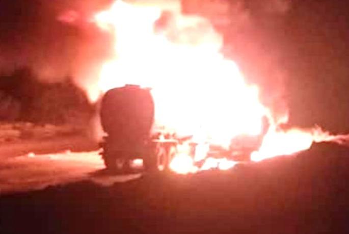 Tanker and trailer hit; fire kills both drivers | टँकर व ट्रेलरची धडक;आग लागल्याने दोन्ही चालक ठार