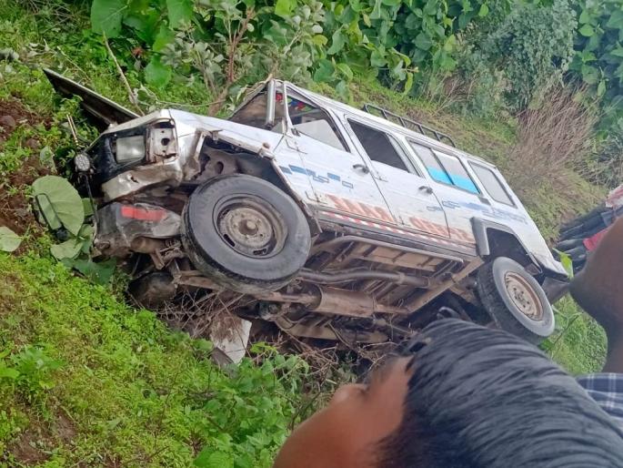 Four-wheeler overturns in Chikhaldara taluka, one dead, 15 critically injured, 20 injured | मजुरांना घेऊन जाणारी चारचाकी उलटली; अपघातात एक ठार, आठ गंभीर जखमी Four-wheeler overturns in Chikhaldara taluka, one dead, 15 critically injured, 20 injured | मजुरांना घेऊन जाणारी चारचाकी उलटली; अपघातात एक ठार, आठ गंभीर जखमी
