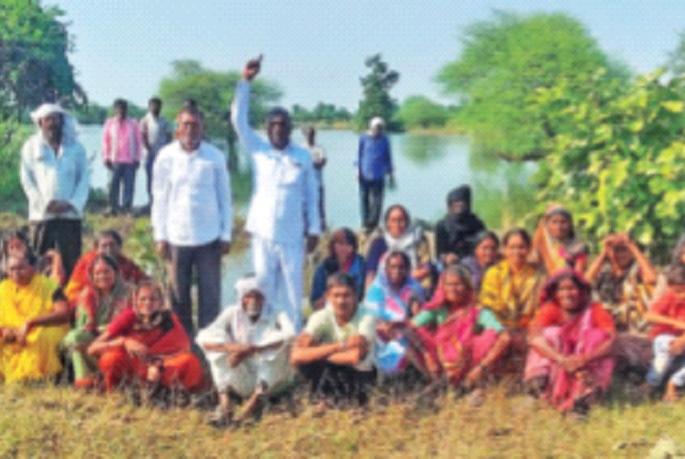 Outrage over blockade of fields, agitation of 50 people to leave the village, Home Minister's inquiry order | शेतात जाणारी वाट रोखल्याने आक्रोश, ५० जणांचे गाव सोडून आंदोलन, गृहमंत्र्यांचे चौकशीचे आदेश Outrage over blockade of fields, agitation of 50 people to leave the village, Home Minister's inquiry order | शेतात जाणारी वाट रोखल्याने आक्रोश, ५० जणांचे गाव सोडून आंदोलन, गृहमंत्र्यांचे चौकशीचे आदेश