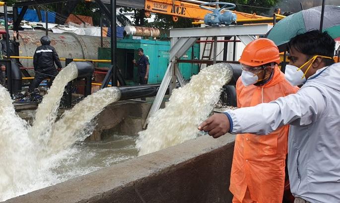 Government offices in Mumbai closed due to rains; Inspection of the situation by the Mayor, Commissioner | पावसामुळे मुंबईतील शासकीय कार्यालयांना सुट्टी; महापौर, आयुक्तांकडून परिस्थितीची पाहणी