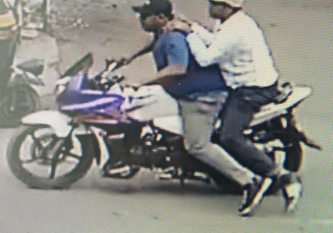 Three women jewelery stolen from Solapur in half an hour | अर्ध्या तासात सोलापुरातील तीन महिलांच्या गळ्यातील दागिन्यांची चोरी Three women jewelery stolen from Solapur in half an hour | अर्ध्या तासात सोलापुरातील तीन महिलांच्या गळ्यातील दागिन्यांची चोरी