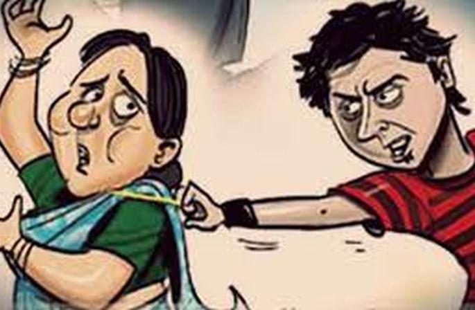 Chain snatcher caught by people at Dhad Bus stand | साेन्याची पाेथ लंपास करणाऱ्या चाेरट्यांना पकडले Chain snatcher caught by people at Dhad Bus stand | साेन्याची पाेथ लंपास करणाऱ्या चाेरट्यांना पकडले