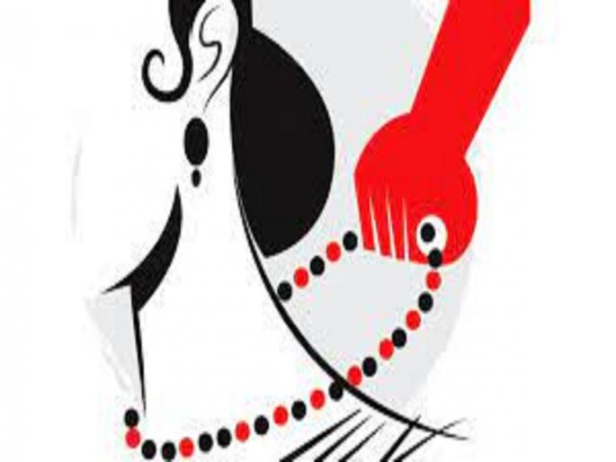 women entered the queue; After a while, found out that the gold chain around the bride's neck stolen | नटूनथटून आल्या अन दर्शन रांगेत घुसल्या; थोड्यावेळाने कळले नवरीच्या गळ्यातील सोनसाखळी पळवली women entered the queue; After a while, found out that the gold chain around the bride's neck stolen | नटूनथटून आल्या अन दर्शन रांगेत घुसल्या; थोड्यावेळाने कळले नवरीच्या गळ्यातील सोनसाखळी पळवली