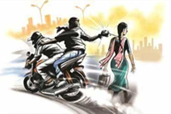 Eight weights of gold jewelry were looted from the woman's body | महिलेच्या अंगावरील आठ तोळे सोन्याचे दागिने लुटले Eight weights of gold jewelry were looted from the woman's body | महिलेच्या अंगावरील आठ तोळे सोन्याचे दागिने लुटले