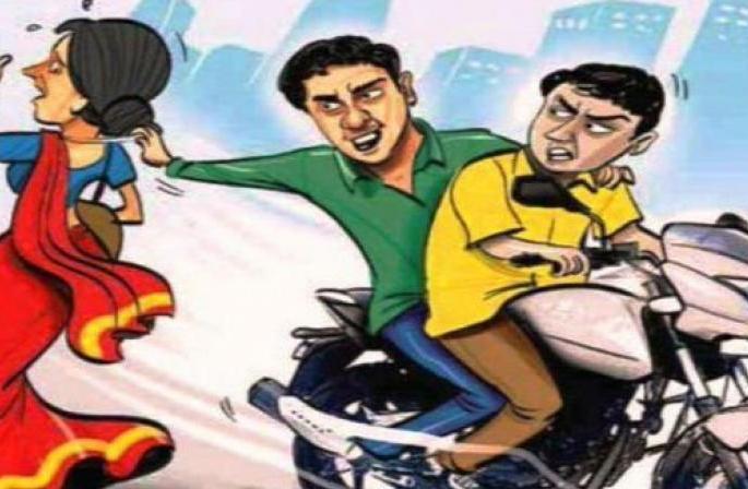 The woman's chain 'Dhoom Styles' lapsed in Rajarampur: The day-to-day type | राजारामपुरीत महिलेची चेन ‘धूम स्टाईल’ने लंपास: भर दिवसा प्रकार The woman's chain 'Dhoom Styles' lapsed in Rajarampur: The day-to-day type | राजारामपुरीत महिलेची चेन ‘धूम स्टाईल’ने लंपास: भर दिवसा प्रकार