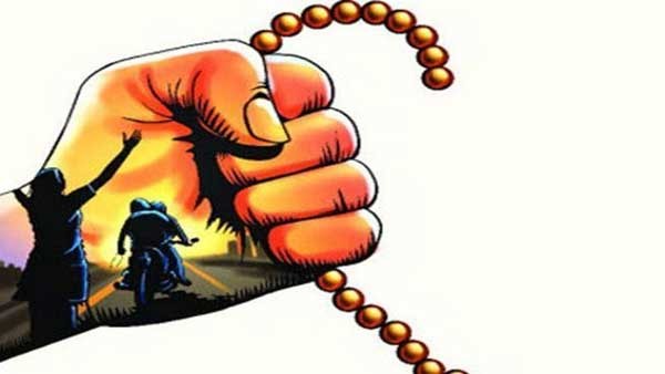 Two women abducted by son-in-law's son-in-arms | दोन महिलांच्या सोनसाखळ्या ओरबाडून चोरटे फरार