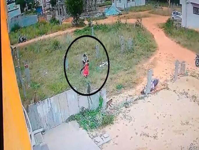 Attempt to snatch chain from woman in broad daylight in Karnataka incident captured on CCTV | बाईकवरुन पाठलाग करत आले, महिला थांबताच उतरले अन्... दिवसाढवळ्या चेन स्नॅचिंगचा प्रयत्न फसला Attempt to snatch chain from woman in broad daylight in Karnataka incident captured on CCTV | बाईकवरुन पाठलाग करत आले, महिला थांबताच उतरले अन्... दिवसाढवळ्या चेन स्नॅचिंगचा प्रयत्न फसला