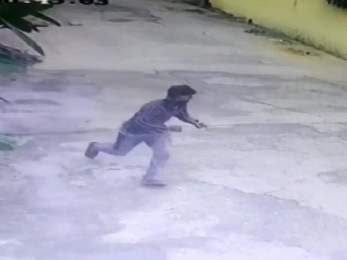 A woman engrossed in making rangoli, theft snatched the gold chain | रांगोळी काढण्यात मग्न महिलेचे गंठन हिसकावले A woman engrossed in making rangoli, theft snatched the gold chain | रांगोळी काढण्यात मग्न महिलेचे गंठन हिसकावले