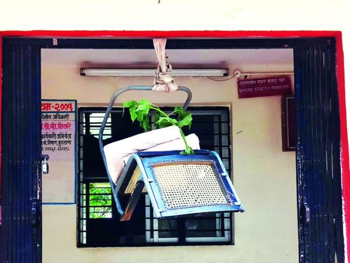 Construction Department engineers hanging on the chairs; MNS movement | बांधकाम विभाग अभियंत्यांची खुर्ची छताला टांगली; मनसेचे आंदोलन Construction Department engineers hanging on the chairs; MNS movement | बांधकाम विभाग अभियंत्यांची खुर्ची छताला टांगली; मनसेचे आंदोलन