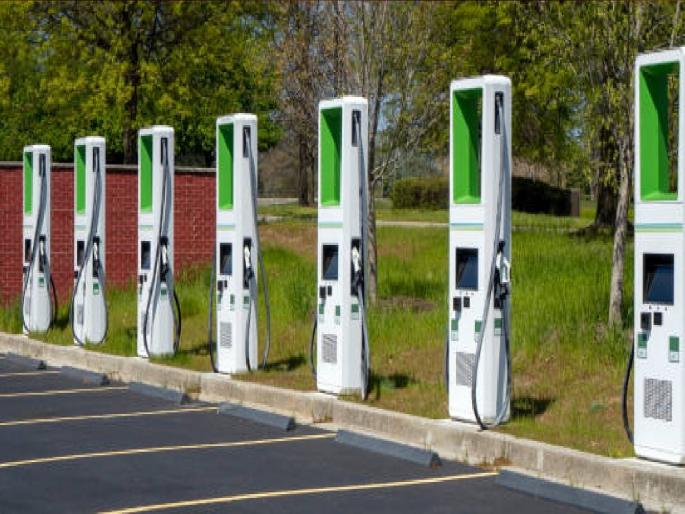 BEST says, wait for 330 charging stations, Some places do not even have a work going | बेस्ट म्हणते, चार्जिंगसाठी अजून थांबा, ३३० चार्जिंग स्टेशन उभारण्याचे काम संथ गतीने BEST says, wait for 330 charging stations, Some places do not even have a work going | बेस्ट म्हणते, चार्जिंगसाठी अजून थांबा, ३३० चार्जिंग स्टेशन उभारण्याचे काम संथ गतीने