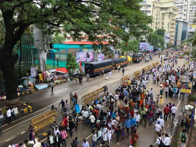 No such thing happened, the wealth of the poor, the ocean of the bhimasikikano 'Okhi' also the fate! | असा झालाच नाही कुणी, दीनांचा धनी, भीमसैनिकांच्या मनोबलापुढे ‘ओखी’ही फिके! No such thing happened, the wealth of the poor, the ocean of the bhimasikikano 'Okhi' also the fate! | असा झालाच नाही कुणी, दीनांचा धनी, भीमसैनिकांच्या मनोबलापुढे ‘ओखी’ही फिके!