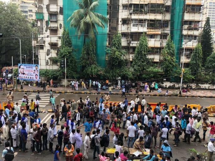 On the way to the followers walking the bowl of the great man | महामानवाला वंदन करत अनुयायी परतीच्या वाटेवर On the way to the followers walking the bowl of the great man | महामानवाला वंदन करत अनुयायी परतीच्या वाटेवर