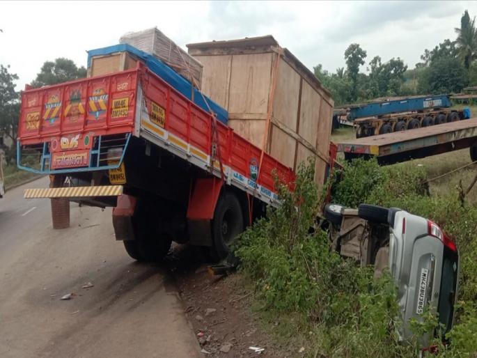 On Chakan-Shikrapur road, a truck collided with three vehicles including a bus; Some were injured | चाकण - शिक्रापूर मार्गावर भरधाव ट्रकची बससह तीन वाहनांना धडक; काही जण जखमी On Chakan-Shikrapur road, a truck collided with three vehicles including a bus; Some were injured | चाकण - शिक्रापूर मार्गावर भरधाव ट्रकची बससह तीन वाहनांना धडक; काही जण जखमी