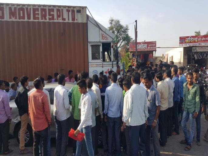 BJP activist fought with truck driver | कंटेनरने कारला घासले, भाजपाच्या ‘त्या’ कार्यकर्त्याने काढली नकली पिस्तुल BJP activist fought with truck driver | कंटेनरने कारला घासले, भाजपाच्या ‘त्या’ कार्यकर्त्याने काढली नकली पिस्तुल