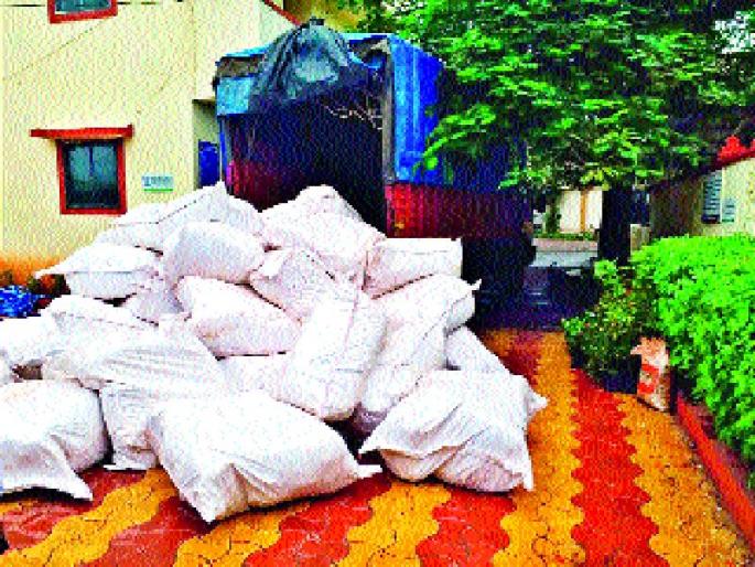 Chakan caught a gutka of Rs 17 lakh | चाकणला १७ लाखांचा गुटखा पकडला Chakan caught a gutka of Rs 17 lakh | चाकणला १७ लाखांचा गुटखा पकडला