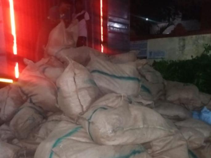 caught 180 bags Gutka in chakan | चाकणला १८० पोती गुटखा पकडला, ५० लाखाचा मुद्देमाल जप्त caught 180 bags Gutka in chakan | चाकणला १८० पोती गुटखा पकडला, ५० लाखाचा मुद्देमाल जप्त