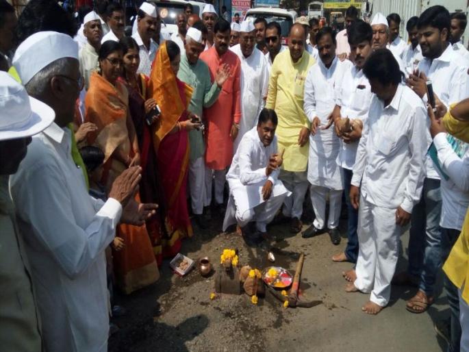 The news of Lokmat's news, Talegaon-Chakan road repair was finally inaugurated | लोकमतच्या बातमीची दखल, तळेगाव-चाकण रस्त्याच्या दुरुस्तीचे अखेर झाले उद्घाटन The news of Lokmat's news, Talegaon-Chakan road repair was finally inaugurated | लोकमतच्या बातमीची दखल, तळेगाव-चाकण रस्त्याच्या दुरुस्तीचे अखेर झाले उद्घाटन