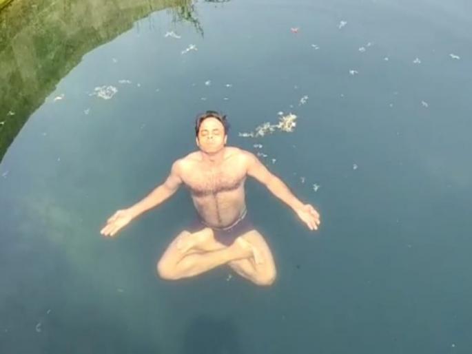 Teacher innovate new underwater Yoga technic in Chakan near Pune | वडिलांच्या मृत्यूनंतर त्याने घेतला 'असा ' ध्यास, की सारेच म्हणतील शाब्बास ! Teacher innovate new underwater Yoga technic in Chakan near Pune | वडिलांच्या मृत्यूनंतर त्याने घेतला 'असा ' ध्यास, की सारेच म्हणतील शाब्बास !