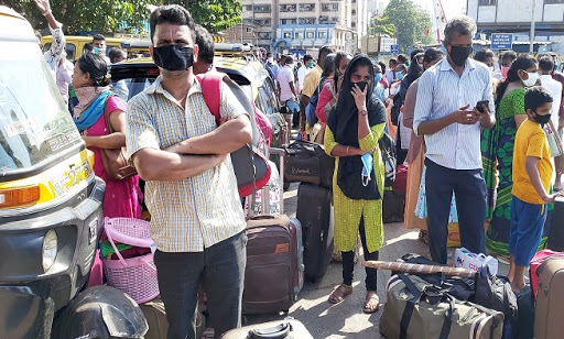 The villagers were frightened by the arrival of the servants | चाकरमान्यांच्या येण्याने गावकरी धास्तावले The villagers were frightened by the arrival of the servants | चाकरमान्यांच्या येण्याने गावकरी धास्तावले