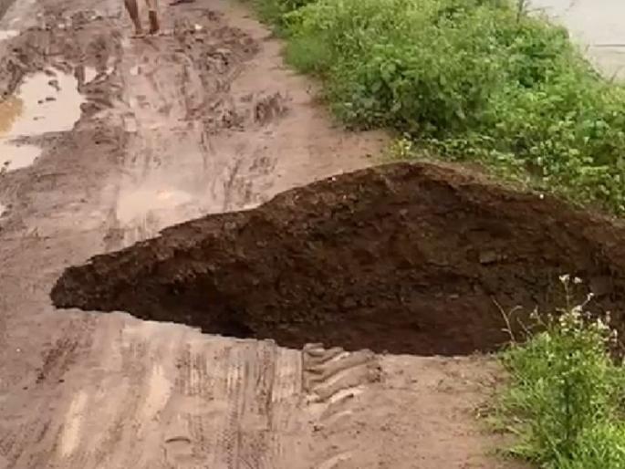 Left canal of Chasakaman burst at Manjrewadi rain update in pune district | पुणे : मांजरेवाडी येथे चासकमानचा डावा कालवा फुटला Left canal of Chasakaman burst at Manjrewadi rain update in pune district | पुणे : मांजरेवाडी येथे चासकमानचा डावा कालवा फुटला