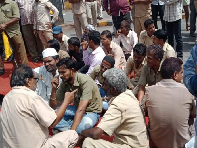 aap auto rikshaw driver organtisation protest against agreement between railway authority and uber | उबरच्या स्पाॅट बुकींग विराेधात अाप रिक्षा चालक संघटनेचा चक्काजाम aap auto rikshaw driver organtisation protest against agreement between railway authority and uber | उबरच्या स्पाॅट बुकींग विराेधात अाप रिक्षा चालक संघटनेचा चक्काजाम