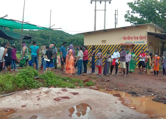 Crowd of Mumbaikar servants, Kharepatan checkpoint: long queues of vehicles | corona virus : चाकरमान्यांची गर्दी, खारेपाटण तपासणी नाक्यावर वाहनांच्या रांगा Crowd of Mumbaikar servants, Kharepatan checkpoint: long queues of vehicles | corona virus : चाकरमान्यांची गर्दी, खारेपाटण तपासणी नाक्यावर वाहनांच्या रांगा