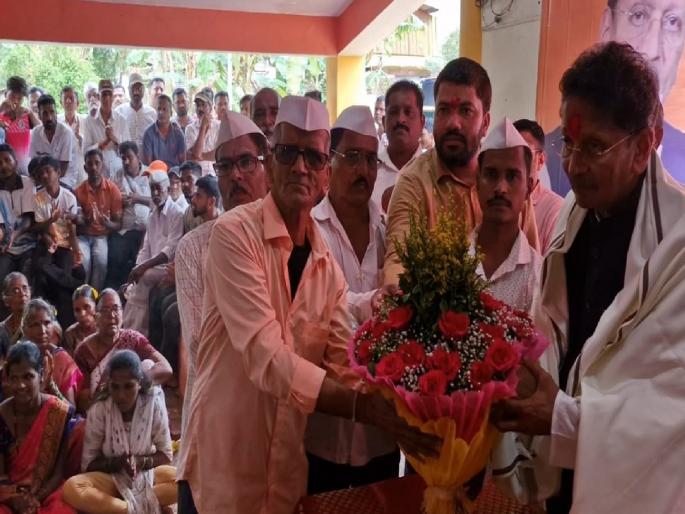 Minister Deepak Kesarkar paid civil felicitations to the villagers of Choukul after clearing the land issue | गेल्या २५ वर्षांपासूनचा प्रलंबित प्रश्न मार्गी लागला, चौकुळ ग्रामस्थांनी मिरवणूक काढत मंत्री केसरकरांचा नागरी सत्कार केला Minister Deepak Kesarkar paid civil felicitations to the villagers of Choukul after clearing the land issue | गेल्या २५ वर्षांपासूनचा प्रलंबित प्रश्न मार्गी लागला, चौकुळ ग्रामस्थांनी मिरवणूक काढत मंत्री केसरकरांचा नागरी सत्कार केला