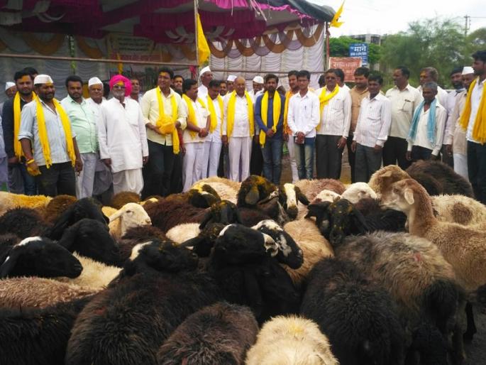 In Chakur Dhangar community movement demanded for reservation | चाकूरात आरक्षणाच्या मागणीसाठी धनगर समाजाचे आंदोलन 