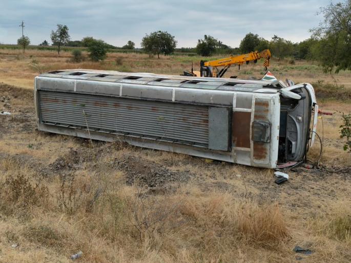 Private bus on educational trip overturns near Mangalvedha, 39 students survive | शैक्षणिक सहलीस निघालेली खाजगी बस उलटली, ३९ विद्यार्थी बालंबाल बचावले Private bus on educational trip overturns near Mangalvedha, 39 students survive | शैक्षणिक सहलीस निघालेली खाजगी बस उलटली, ३९ विद्यार्थी बालंबाल बचावले