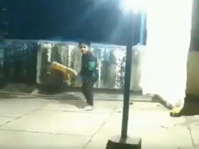 This 4 year old girl from small village in Odisha will amaze you with her batting skills | चार वर्षांच्या चिमुरडीची बॅटिंग पाहा; कोहली, धोनी, वीरूलाही विसराल!