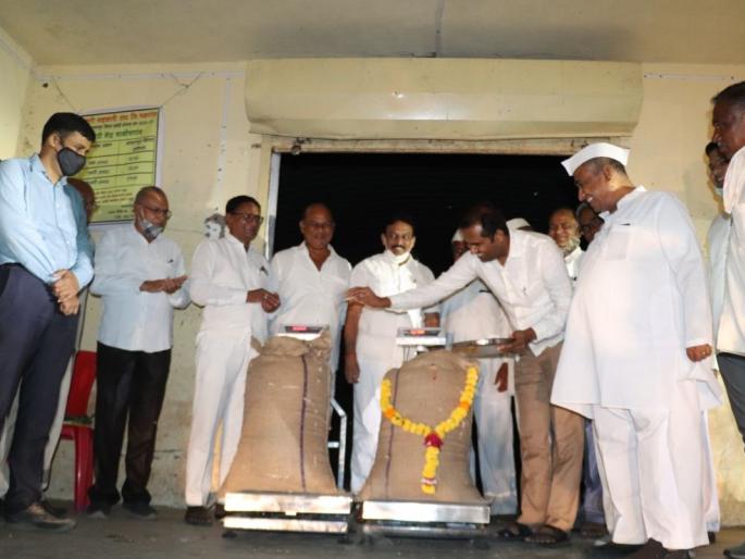 Purchase of coarse grains at Chalisgaon | चाळीसगाव येथे भरड धान्य खरेदी काटापूजन Purchase of coarse grains at Chalisgaon | चाळीसगाव येथे भरड धान्य खरेदी काटापूजन