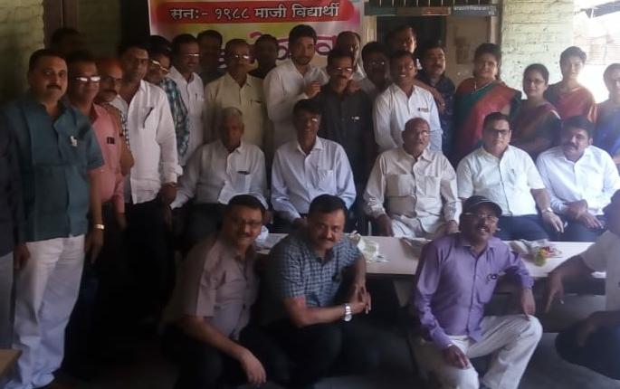 Gate to gader happened in 29 years after friends and girls in Chalisgaon | चाळीसगावात मित्र-मैत्रिणींचे २९ वर्षांनंतर झाले ‘गेट टु गेदर’ Gate to gader happened in 29 years after friends and girls in Chalisgaon | चाळीसगावात मित्र-मैत्रिणींचे २९ वर्षांनंतर झाले ‘गेट टु गेदर’