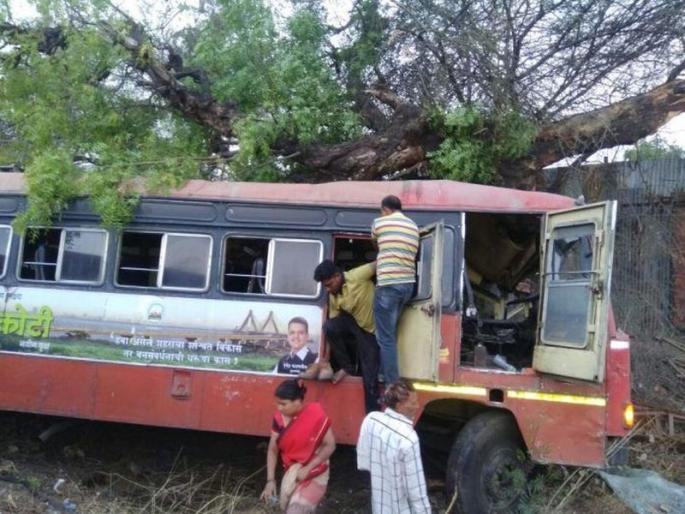 Chalisgaon near bus accident | चाळीसगावजवळ बस झाडावर धडळली, १७ प्रवाशी जखमी Chalisgaon near bus accident | चाळीसगावजवळ बस झाडावर धडळली, १७ प्रवाशी जखमी