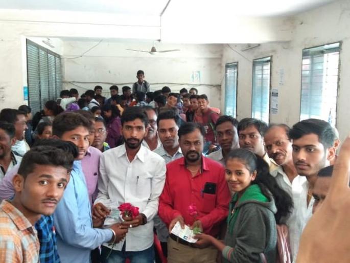 Launch of free pass allotment to students in Chalisgaon | चाळीसगावात विद्यार्थ्यांना मोफत पास वाटपाचा शुभारंभ Launch of free pass allotment to students in Chalisgaon | चाळीसगावात विद्यार्थ्यांना मोफत पास वाटपाचा शुभारंभ