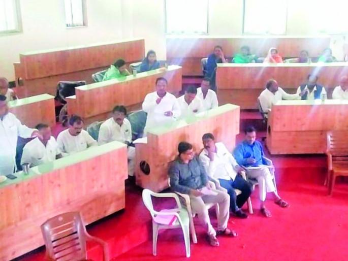 A meeting of the people of Chalisgaon, a meeting of the Municipal Corporation | चाळीसगावातील अतिक्रमण, रस्ते प्रश्नावर पालिकेची सभा गाजली A meeting of the people of Chalisgaon, a meeting of the Municipal Corporation | चाळीसगावातील अतिक्रमण, रस्ते प्रश्नावर पालिकेची सभा गाजली